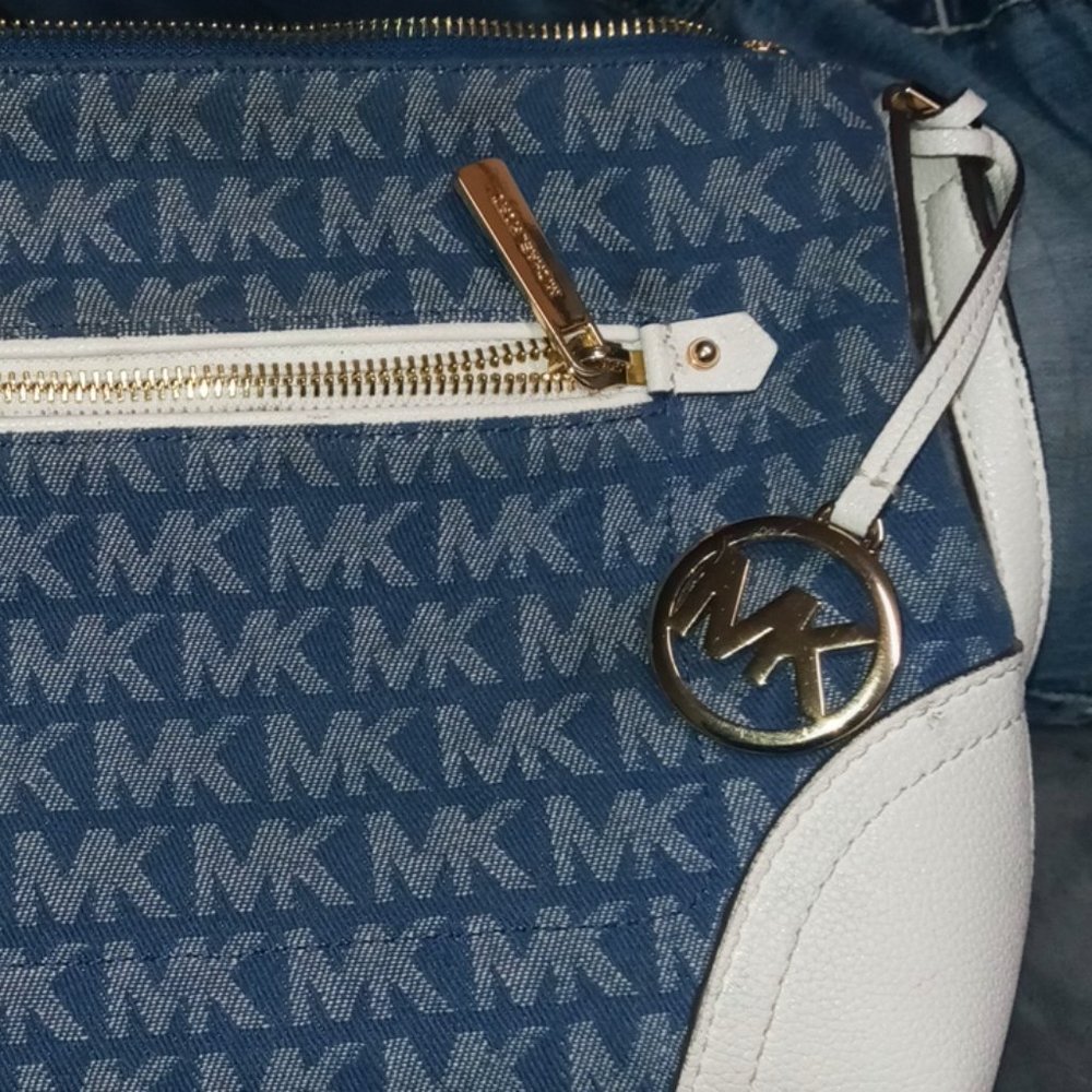 Micheal Kors Blue/White crossbody purse - Picture 2 of 4